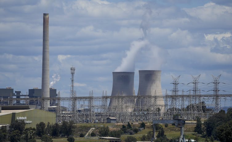 La central eléctrica de Liddell, a la izquierda, y la central eléctrica de Bayswater, una central térmica alimentada con carbón, se muestran cerca de Muswellbrook en Hunter Valley, Australia, el 2 de noviembre de 2021.