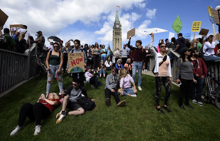 Un grupo de jóvenes en una manifestación sobre el cambio climático.