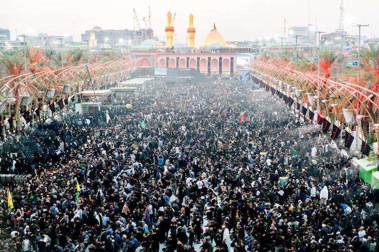 Miles de personas se reúnen frente a un santuario