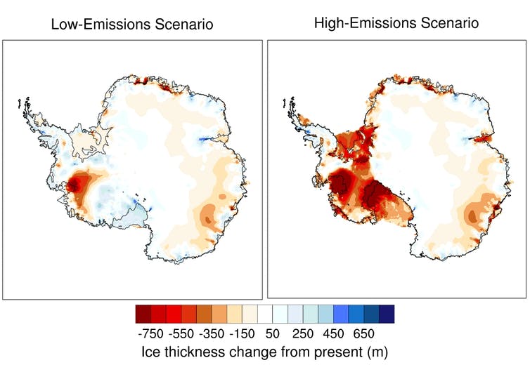 Estos mapas de la Antártida muestran los cambios proyectados en el espesor del hielo entre ahora y 2300 para un escenario de bajas emisiones (izquierda) y un escenario de altas emisiones (derecha), rojo para pérdida de hielo y azul para aumento de hielo.