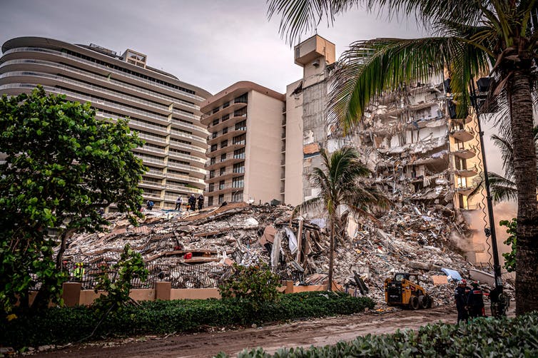Vista frontal de un edificio de apartamentos derrumbado.