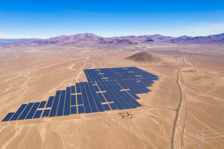 Vista aérea de paneles solares en el desierto