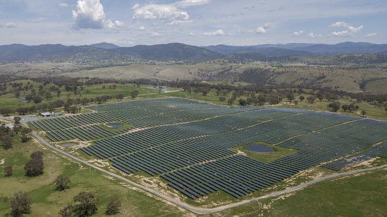 Granja de paneles solares en un campo
