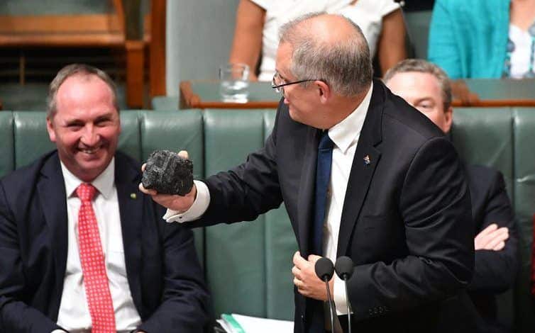 Scott Morrison sosteniendo un trozo de carbón junto a Barnaby Joyce