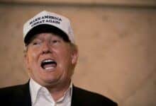Donald Trump con un sombrero MAGA.