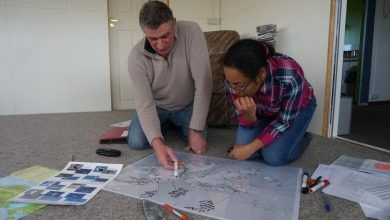 Dos personas examinan un mapa anotado de las Islas Malvinas