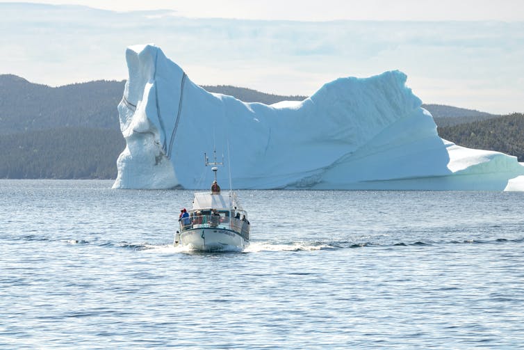 iceberg cerca del barco