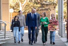 Cuatro adolescentes caminan por la calle con su abogado