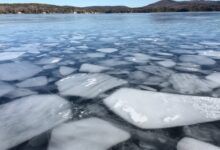 Derretimiento del hielo flotando en el lago Sunapee, New Hampshire
