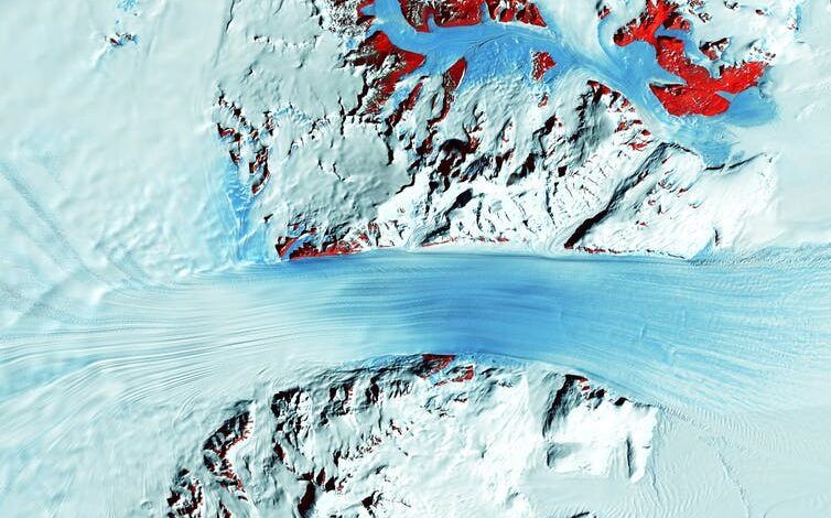 El flujo del glaciar forma largas líneas