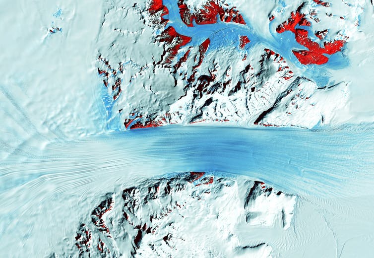 El flujo del glaciar forma largas líneas