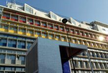 Edificio de apartamentos con paredes exteriores rojas, amarillas y azules