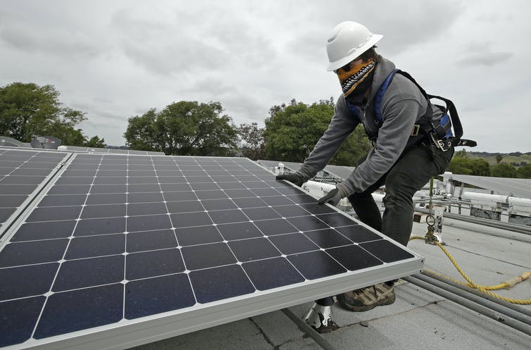 Persona instalando panel solar