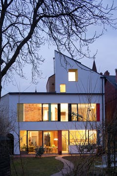 Casa moderna con ventanas de piso a techo.