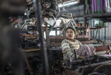 Una mujer joven que trabaja en un taller de costura en Myanmar.