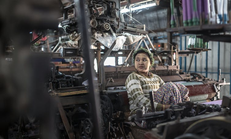 Una mujer joven que trabaja en un taller de costura en Myanmar.