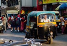 Un hombre conduciendo un rickshaw.