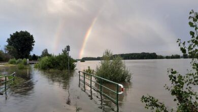 arco iris sobre tierra inundada