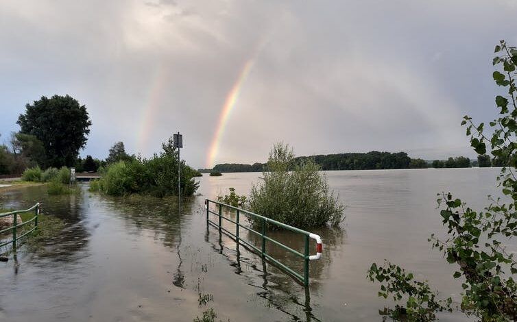arco iris sobre tierra inundada