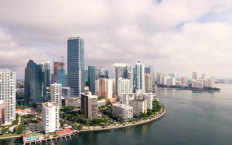 Vista aérea del centro de Miami que muestra paseos frente al mar, parques y piscinas