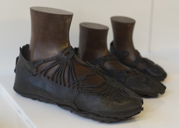 Pies modelo en zapatos de cuero negros