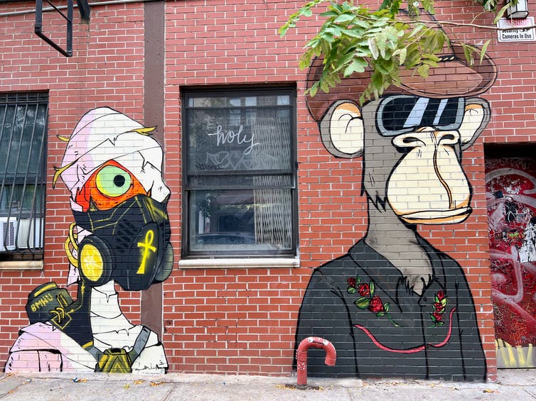 Dos personajes pintados en una pared.