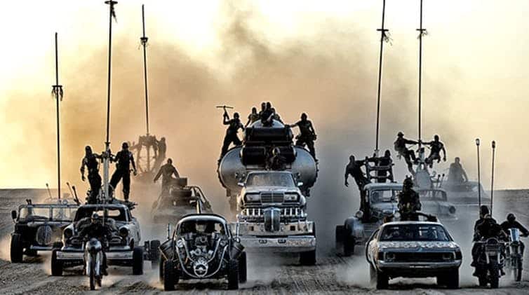 Una imagen de la película Mad Max Fury Road que muestra un convoy de autos y camiones.