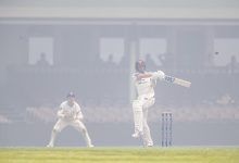 jugadores de críquet jugando mientras el humo de los incendios forestales llena el suelo