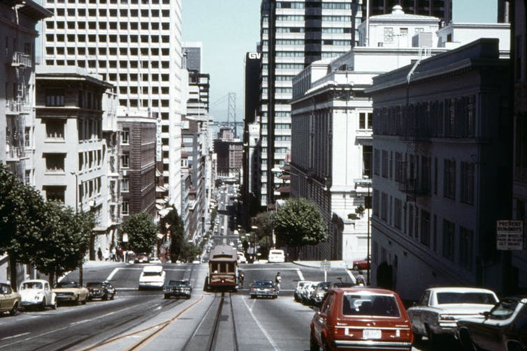 Una foto antigua de autos en una calle de San Francisco