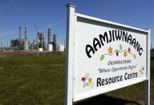 El cartel del Centro de Recursos Aborígenes Aamjiwnaang aparece frente a la planta química.