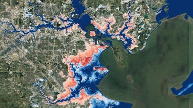 Un mapa de Houston que muestra las inundaciones que se extienden mucho más hacia el interior.