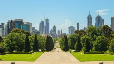 Un parque con el horizonte de Melbourne al fondo