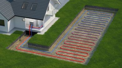 Una ilustración en 3D muestra una serie de tuberías que extraen calor del suelo y lo dirigen al sistema de calefacción central de una casa.