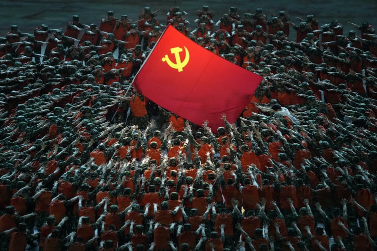 La gente rodea la bandera del PCCh