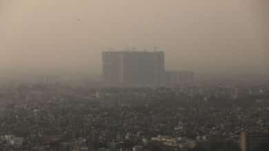 Los edificios de Nueva Delhi apenas se ven en la niebla en esta foto tomada el 26 de octubre de 2020...