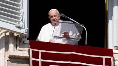 El Papa dice que tirar plástico en los cursos de agua es un "acto criminal"