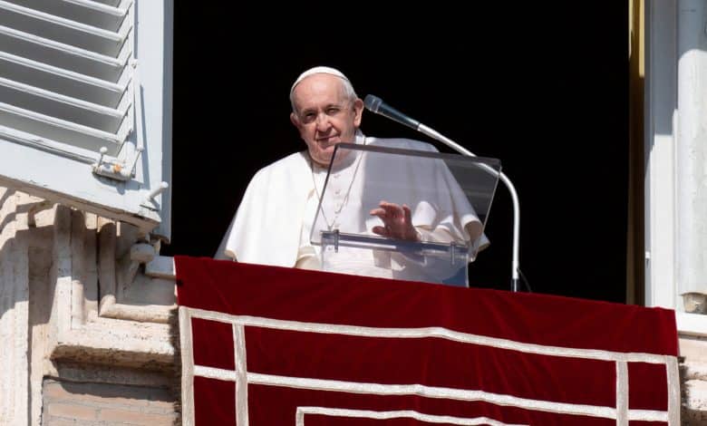 El Papa dice que tirar plástico en los cursos de agua es un "acto criminal"