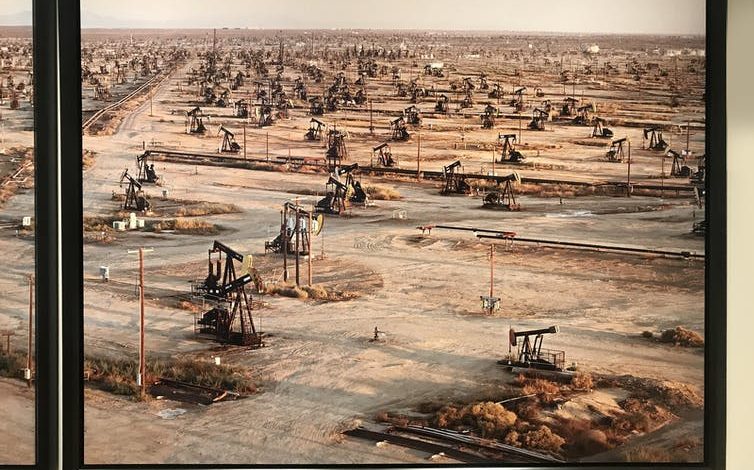 Foto de torres de campos petroleros.