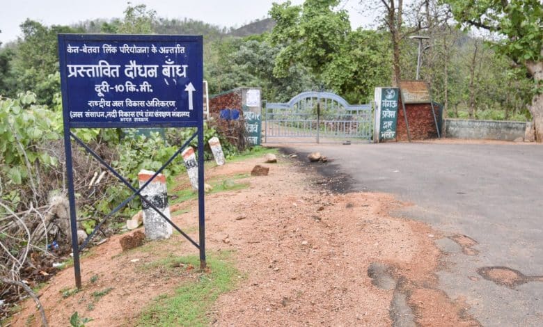 A board at the Bhusour gate of the Panna Tiger Reserve announcing the Ken-Betwa river interlinking project. Credit: Veditum-SANDRP
