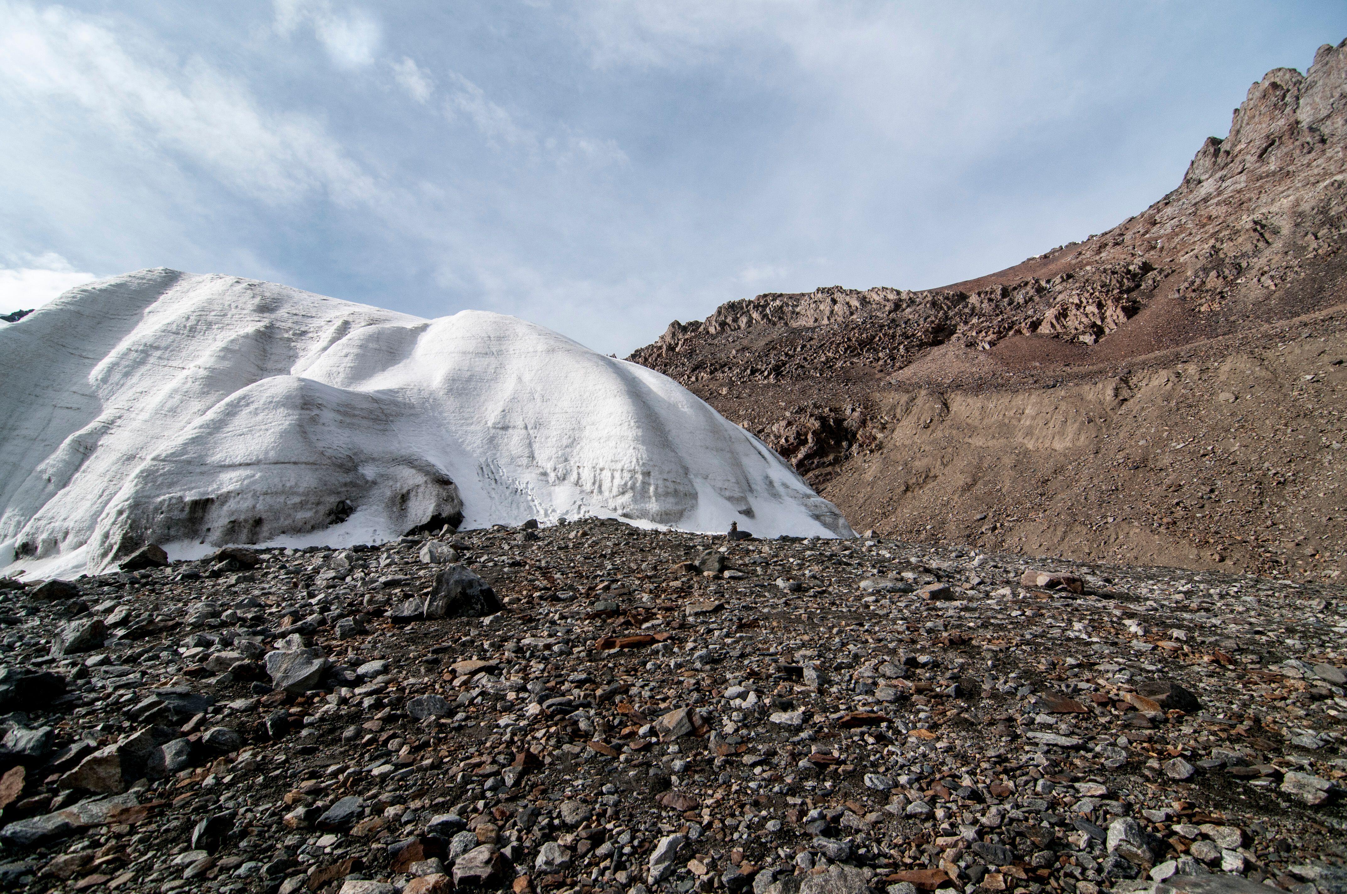 Una vista de la corriente de hielo en retirada del glaciar Tianshan No. 1 en Xinjiang.