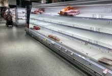 Estante de carne vacío en el supermercado