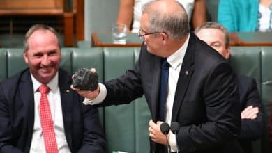 Scott Morrison sostiene un trozo de carbón en el Parlamento