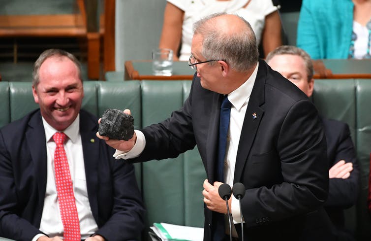 Scott Morrison sostiene un trozo de carbón en el Parlamento