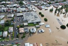 Vista aérea de inundaciones marrones y estructuras de construcción