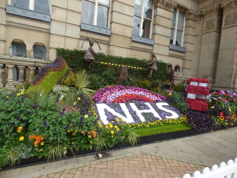 Exhibición floral con letras del NHS