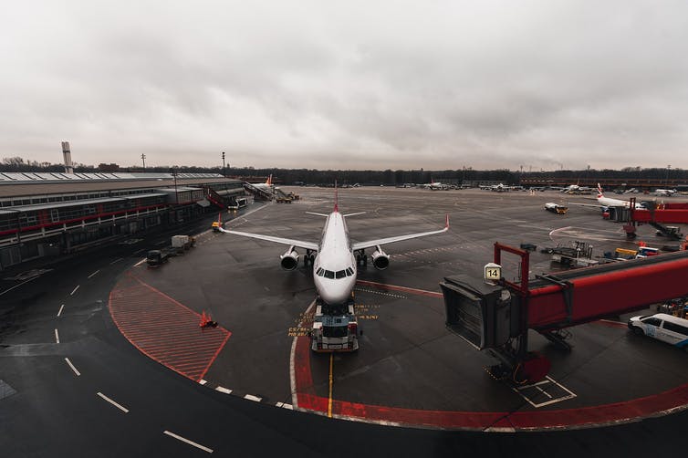 Un avión estacionado en el aeropuerto.