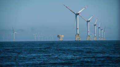 Las turbinas eólicas están alineadas lejos de la costa.