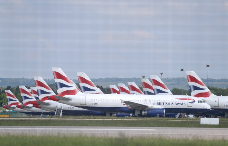 Avión de British Airways estacionado en la pista del aeropuerto