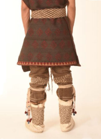 Una foto de una modelo con una réplica tejida de ropa Turpan