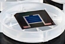 Pequeñas celdas solares cuadradas en un plato de plástico.